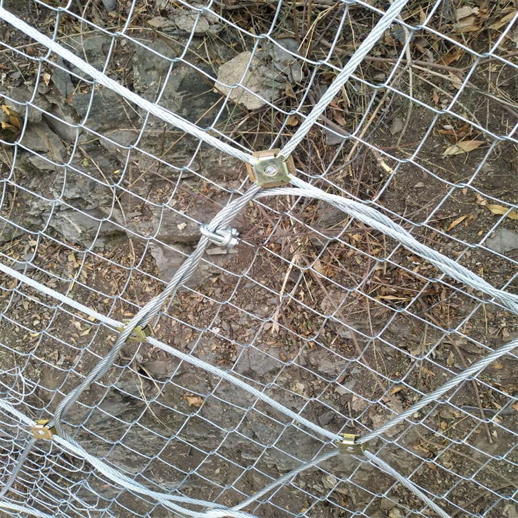 主动边坡防护网安装在山坡上的用途